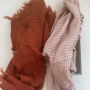 LOT: 2 cropped sweaters size M